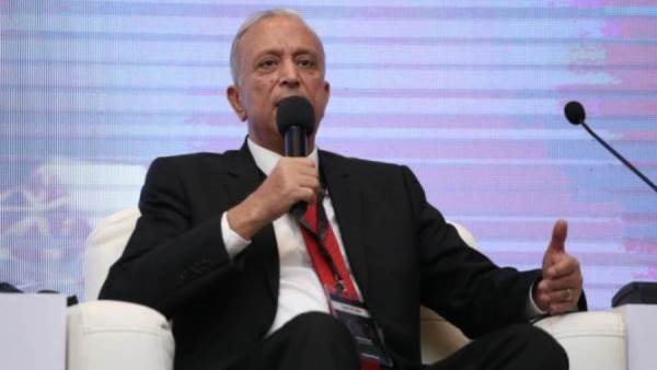 حسين مصطفى، خبير