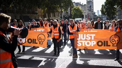 بالتزامن مع أزمة الطاقة.. بريطانيون يهاجمون مظاهرات حاشدة تطالب بوقف استخدام النفط لحماية البيئة