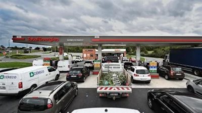 طوابير على البنزين بعد قطع الإمدادات ومطالب بزيادة الأجور.. أزمة طاقة تضرب فرنسا