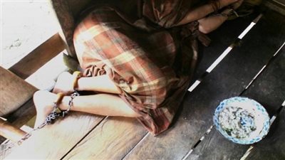 بسبب والدها.. السلطات الهندية تنجح في تحرير امرأة مقيدة بالسلاسل منذ 36 عامًا