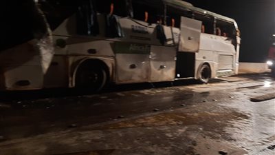 تفاصيل إصابة 28 شخصًا إثر انقلاب أتوبيس في السويس | بث مباشر