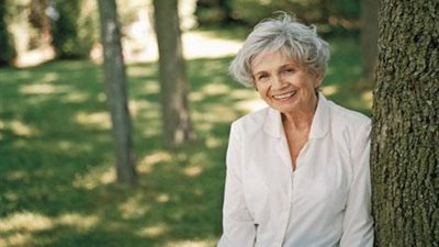 سيدة القصة القصيرة.. لماذا حصلت أليس مونرو على جائزة نوبل للآداب؟ 