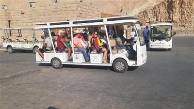 السياحة تعلن تشغيل سيارات الطاقة الشمسية بـ الدير البحري ووادي الملوك بالأقصر| صور 
