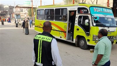 رئيس مدينة الفشن ببني سويف يتابع توافر وسائل نقل طلاب الجامعات والمواطنين 