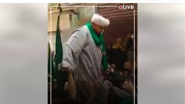  أحد الأشخاص وهو