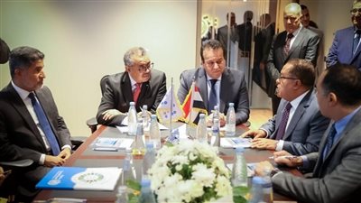 وزير الصحة ومدير عام منظمة الصحة العالمية يعقدان اجتماعًا لبحث التوسع في إنتاج الأدوية واللقاحات