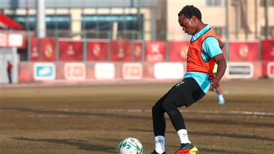 بيرسي تاو يشارك في التدريبات الجماعية للأهلي بشكل تدريجي وتأهيل عمار مستمر