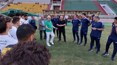 رئيس المقاولون العرب يحفز اللاعبين ويتابع ودية إنبي | صور