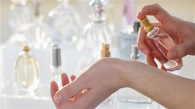 دار الإفتاء: يجوز للمرأة وضع العطر عند ذهابها للمسجد بشرط أمن الفتنة