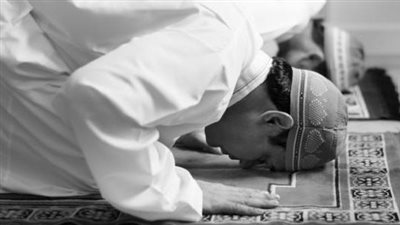 عضو كبار العلماء: يجوز الصلاة في الحمام لمن دخل الإسلام حديثًا ويخاف من الضرر حال كشف أمره