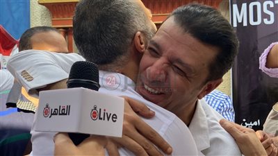 مصطفى كامل يعانق منافسه حلمي في انتخابات نقابة الموسيقيين |صور