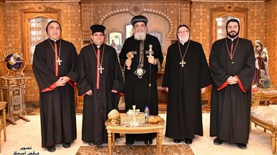 البابا تواضروس الثاني يستقبل مطران السريان الكاثوليك بمصر