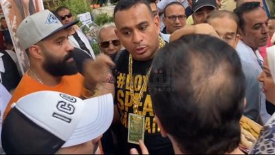 عليّ الطلاق ما شُفته.. محمود الليثي يعانق مصطفى كامل بعد اتهامه بتجاهله في انتخابات الموسيقيين