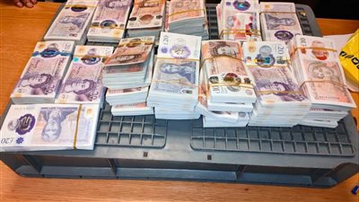 خبأها داخل الأحذية.. جمارك مطار الغردقة تحبط محاولة تهريب 62 ألف جنيه إسترليني