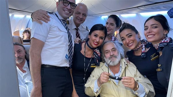 طاقم الطائرة مع مصمم