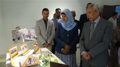 القائم بأعمال رئيس جامعة المنيا يفتتح المعرض الطلابي بكلية التربية الفنية