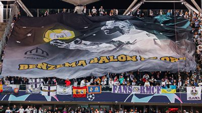 جماهير ريال مدريد تطالب بمنح الكرة الذهبية لـ كريم بنزيما I صور