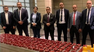 جمارك مطار القاهرة تضبط عملية تهريب عدد من الهواتف ومستحضرات تجميل