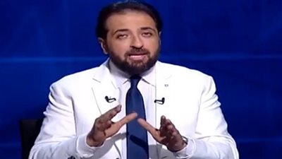  أيمن رشوان ينفي خبر زواجه من الإعلامية منى عراقي| فيديو