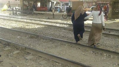 راجعين من فرح.. تفاصيل مصرع 4 أشخاص من أسرة واحدة دهسًا أسفل عجلات قطار VIP بسوهاج 