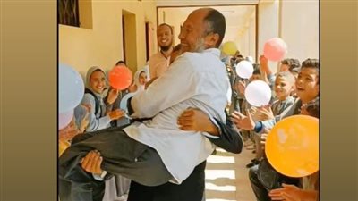 كنا في حالة ذهول.. طلاب ابتدائي ينظمون ممرًا شرفيًا لـ معلم وكاتب معهد بعد بلوغهما سن المعاش