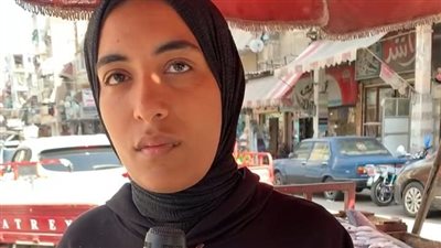 داليا حاصلة على ليسانس آداب تُساند والدها على فرش أسماك ببورسعيد: هفضل سنده وهساعده | بث مباشر