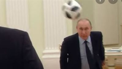 فيديو لبوتين يلعب كرة القدم في القصر الرئاسي مع رئيس فيفا.. ما القصة؟