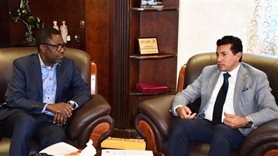 وزير الرياضة يبحث تعزيز التعاون مع الاتحاد الإفريقي لكرة القدم