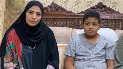 مُعلمة تناشد المسئولين بمساعدة ابنها المصاب بضمور العضلات: علاجه موجود في الخارج | بث مباشر 