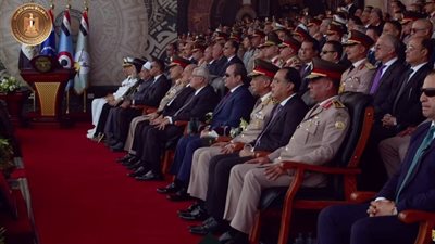 احتفالا بذكرى النصر.. طلاب الكليات العسكرية يشكلون بأجسادهم أكتوبر 49 أمام الرئيس السيسي