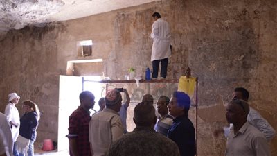 الآثار تتابع أعمال الموسم الثاني لترميم مقبرتين في منطقة بني حسن بالمنيا | صور 