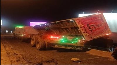 انقلاب سيارة محملة بزيت طعام أعلى الطريق الإقليمي بمنشأة القناطر