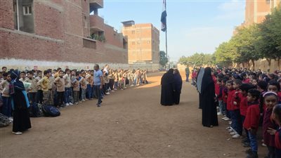 طلاب مدرسة تصفا الابتدائية بالقليوبية يقفون دقيقة حداد على وفاة مديرهم | صور 