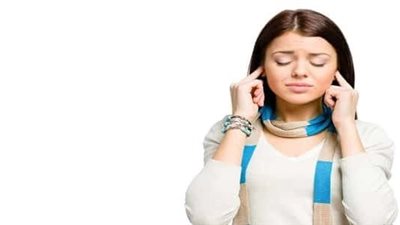 علاج انسداد الأذن بسبب البرد.. خطوات منزلية بالبخار والكمادات وزيت الزيتون