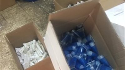 ضبط مصنع بداخله 13 ألف عبوة مستحضرات تجميل دون ترخيص بالقاهرة | صور