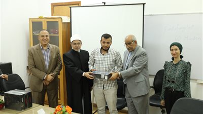 رئيس جامعة الأزهر يكرم خريجي دفعة جديدة بمركز تعليم اللغات الأجنبية
