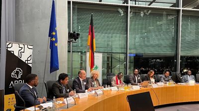 سفير مصر في برلين يطرح أولويات الرئاسة المصرية لـ مؤتمر COP27 في البوندستاج 