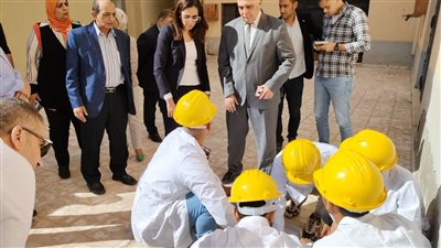 نائب محافظ البحيرة تتفقد مركز التدريب المهني وتتابع تجربة عملية لمتدربي برنامج الألواح الشمسية