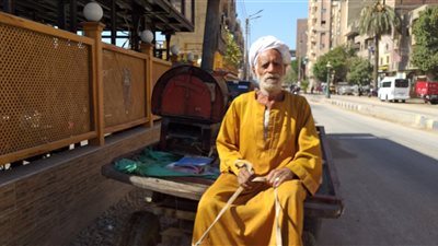 عم رشدي بائع بطاطا بسوهاج.. عُمره تجاوز 70 عامًا ويعمل 12 ساعة يوميًا| صور