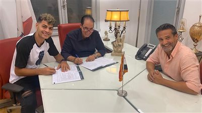 رسميًا.. عبد الرحمن مجدي يوقع على تعاقده الجديد مع النادي الإسماعيلي