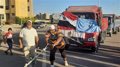 ضمن احتفالات أكتوبر بالغردقة.. أقوى رجل بالعالم ينجح في سحب 4 سيارات جامبو | صور وفيديو