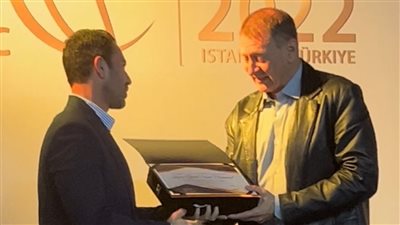 تكريم الطيار كريم جميل رئيس لجنة التحضير عن مصر للطيران بقمة المناخ COP27 في مؤتمر الطيران الإنساني