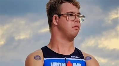 الرجل الحديدي..أول رجل مصاب بمتلازمة داون يعبر مسابقة للركض والسباحة والدراجات في وقت قياسي 