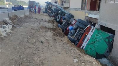 انقلاب سيارة نقل ثقيل على طريق جمجرة بمدينة بنها 