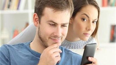 أمين الفتوى: تصنت الزوج على زوجته وهي تكلم إخوتها وصديقاتها لا يصح