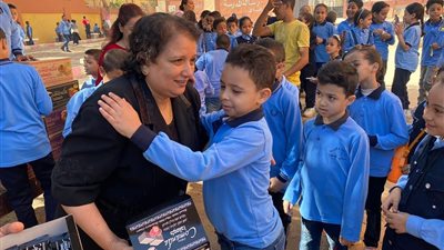 أحضان وقبلات وممر شرفي.. تلاميذ يودعون معلمتهم لبلوغها سن المعاش بقنا | صور