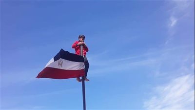 طالب بالعريش يصعد الساري لرفع علم مصر.. والتعليم تحول مديرة المدرسة للتحقيق | صور