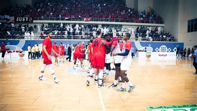 الشوط الأول.. الأهلي يتقدم على الكويت الكويتي 37-36 بنهائي البطولة العربية لكرة السلة