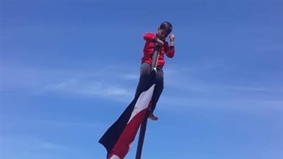 إحالة مديرة مدرسة بالعريش للتحقيق عقب صعود طالب على عامود لرفع علم مصر | بث مباشر