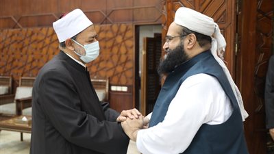  رئيس وزراء باكستان يدعو شيخ الأزهر لزيارة بلاده